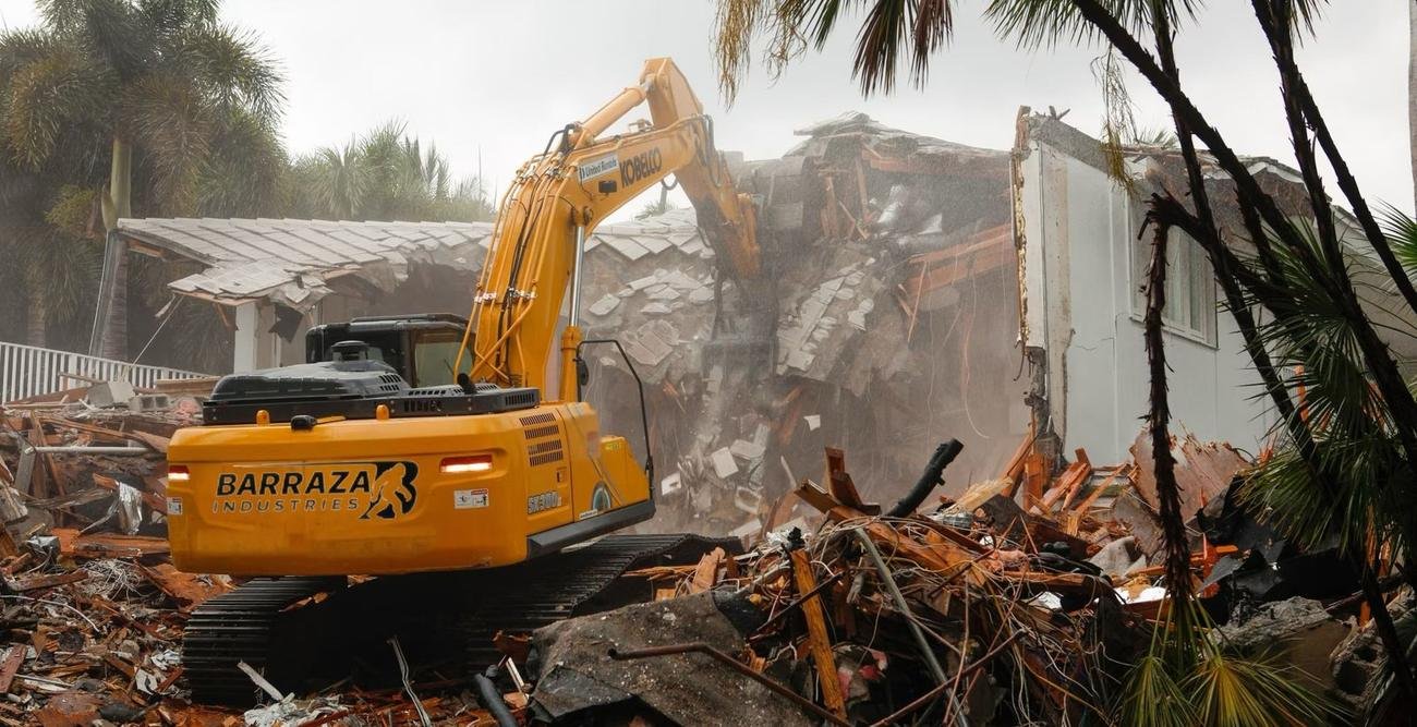 Contratista de demolición comercial en Miami FL - excavadora de Barraza Industries